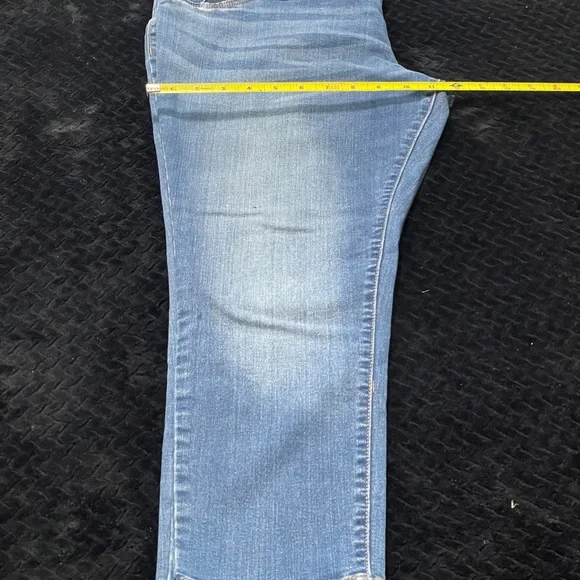 Ingrid & Isabel Maternity Skinny Crop Jeans 12 - Picture 4 of 7